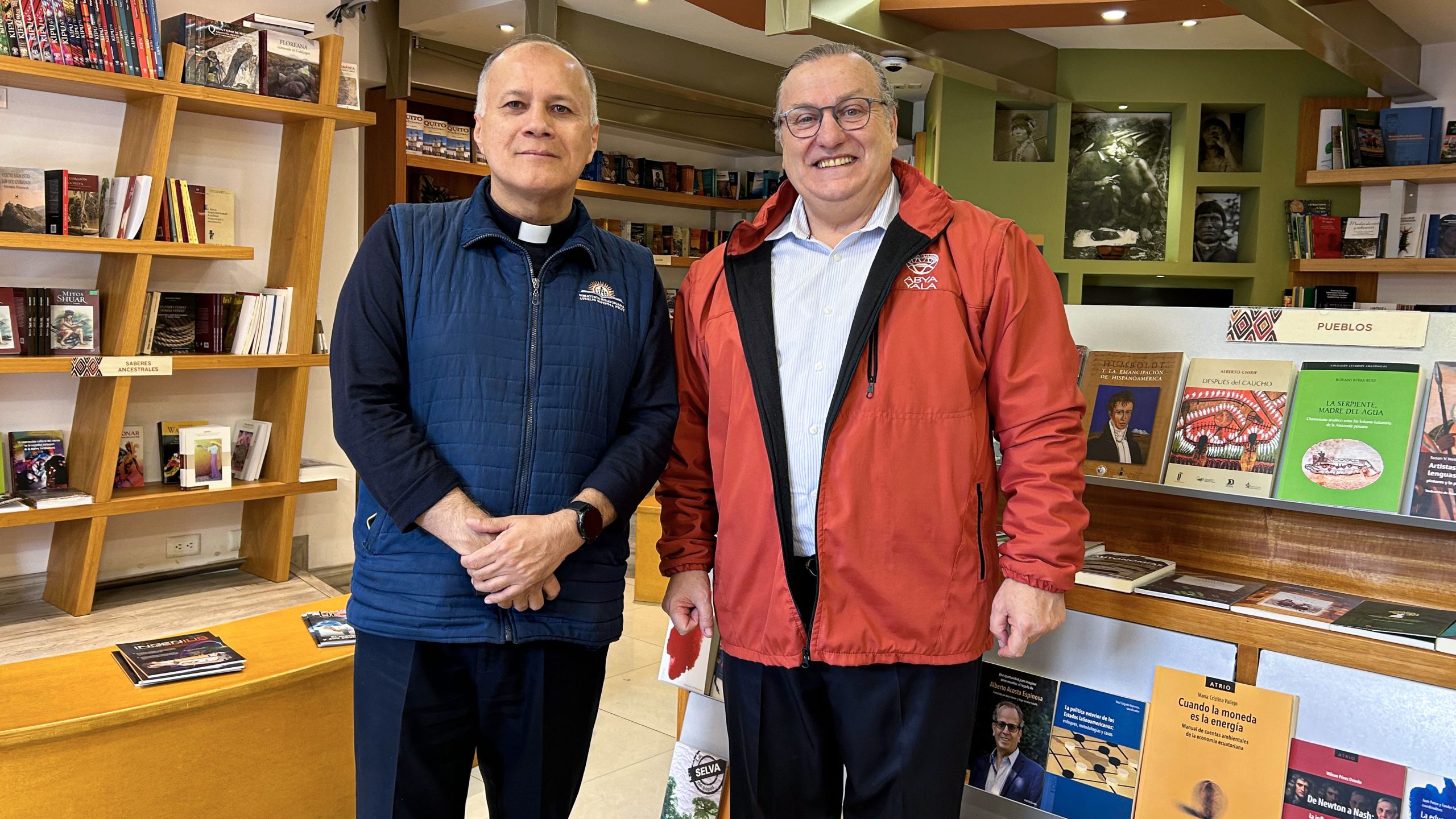 Director de la Biblioteca Ecuatoriana Aurelio Espinosa Pólit visita la librería Abya- Yala