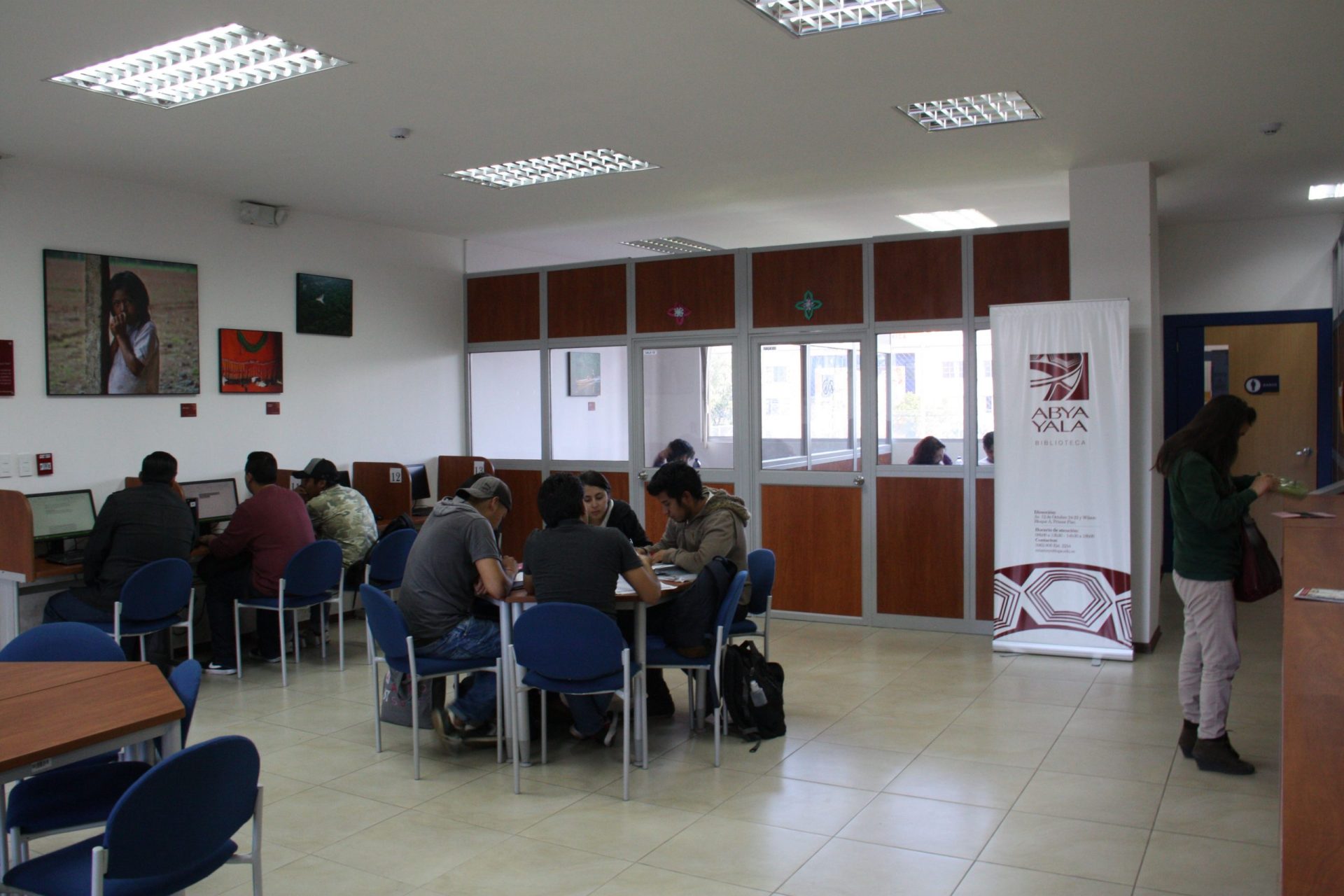 LA BIBLIOTECA QUE NACIO EN UNA HOSPEDERIA Y QUE HOY REUNE LA MEMORIA DE LOS PUEBLOS EN MÁS DE 20 MIL TITULOS