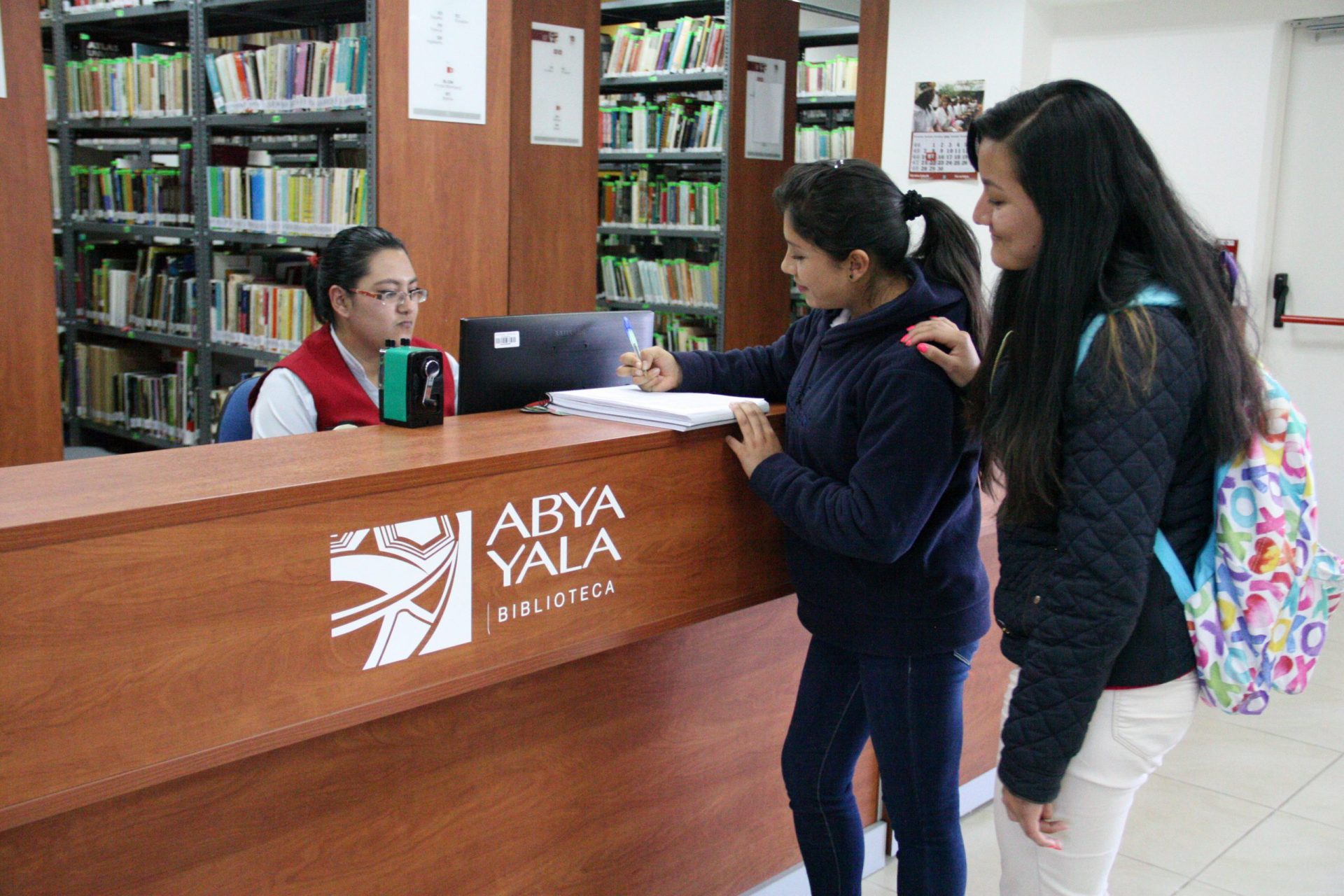¿ERES UN RATON DE BIBLIOTECA? VISITA ENTONCES LA BIBLIOTECA ABYA-YALA