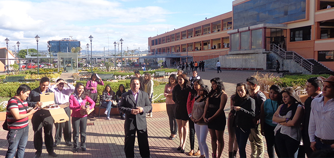 EMPRENDIMIENTOS DE LOS ESTUDIANTES DE LA UPS TIENEN UNA VITRINA EN LA LIBRERIA